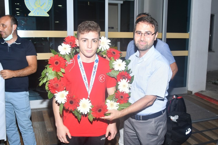 Samsun Büyükşehir Belediyesi Gençlik ve Spor Şube Müdürü Savaş Keskin, başarılı sporcuya çiçek takdim etti. Görseli