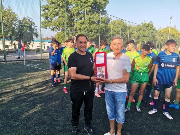 Samsun Büyükşehir Belediyespor Kulübü Başkanı Engin Uzun, Sinop Tersanespor Antrenörü Tayfun Ertem'e plaket verdi Görseli